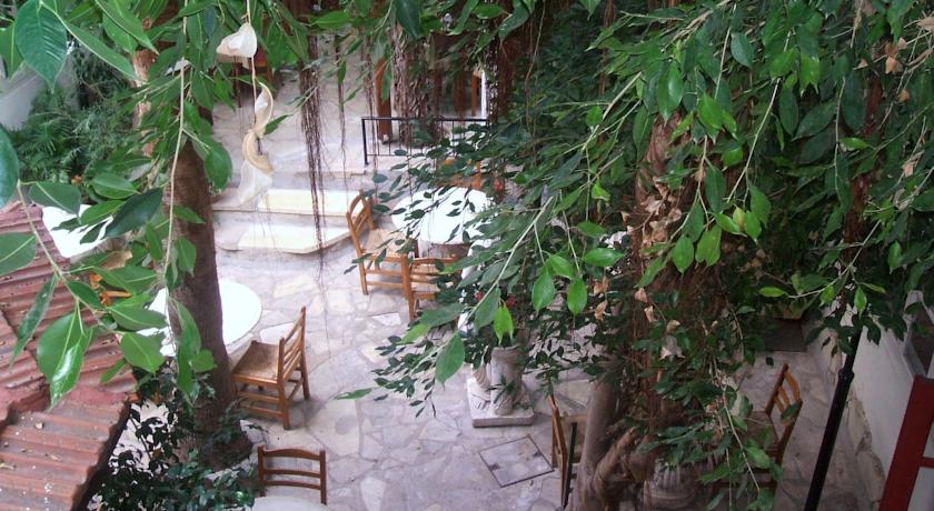Kiniras Hotel & Restaurant