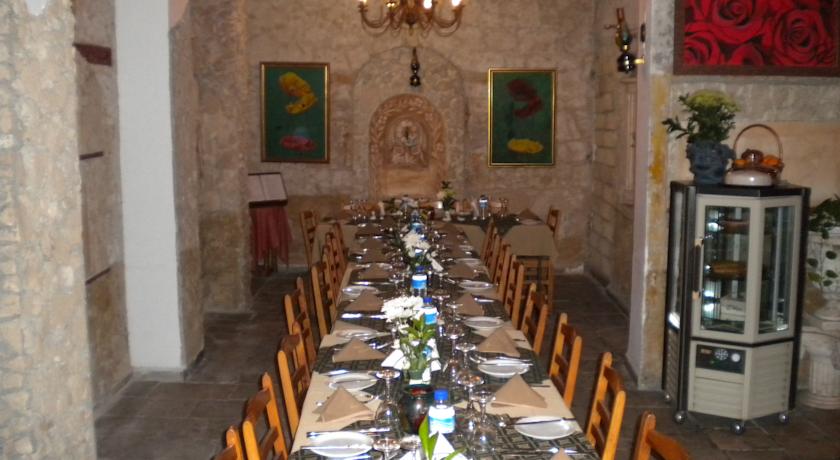 Kiniras Hotel & Restaurant