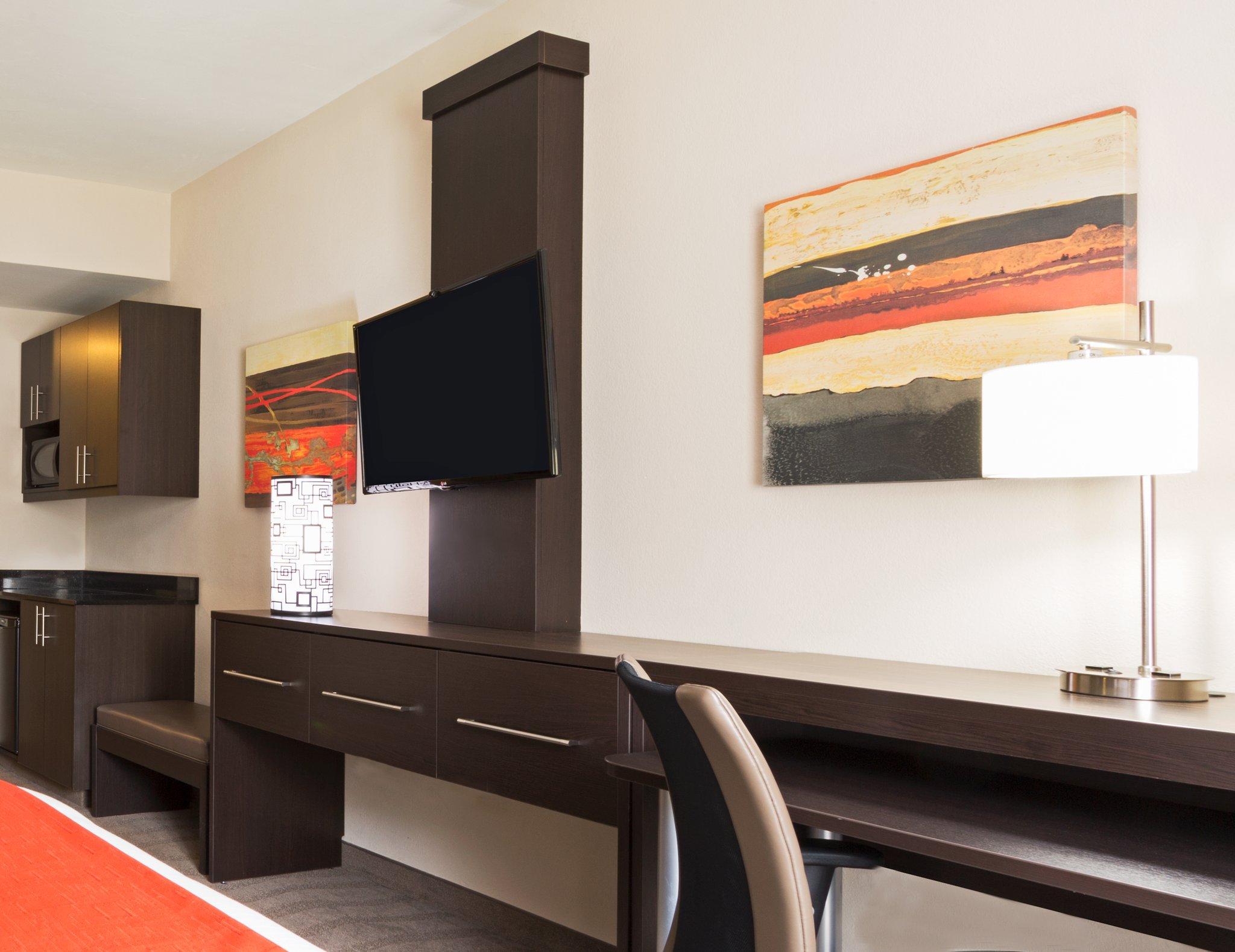 Holiday Inn Express & Suites Naples Downtown - 5th Avenue By IHG