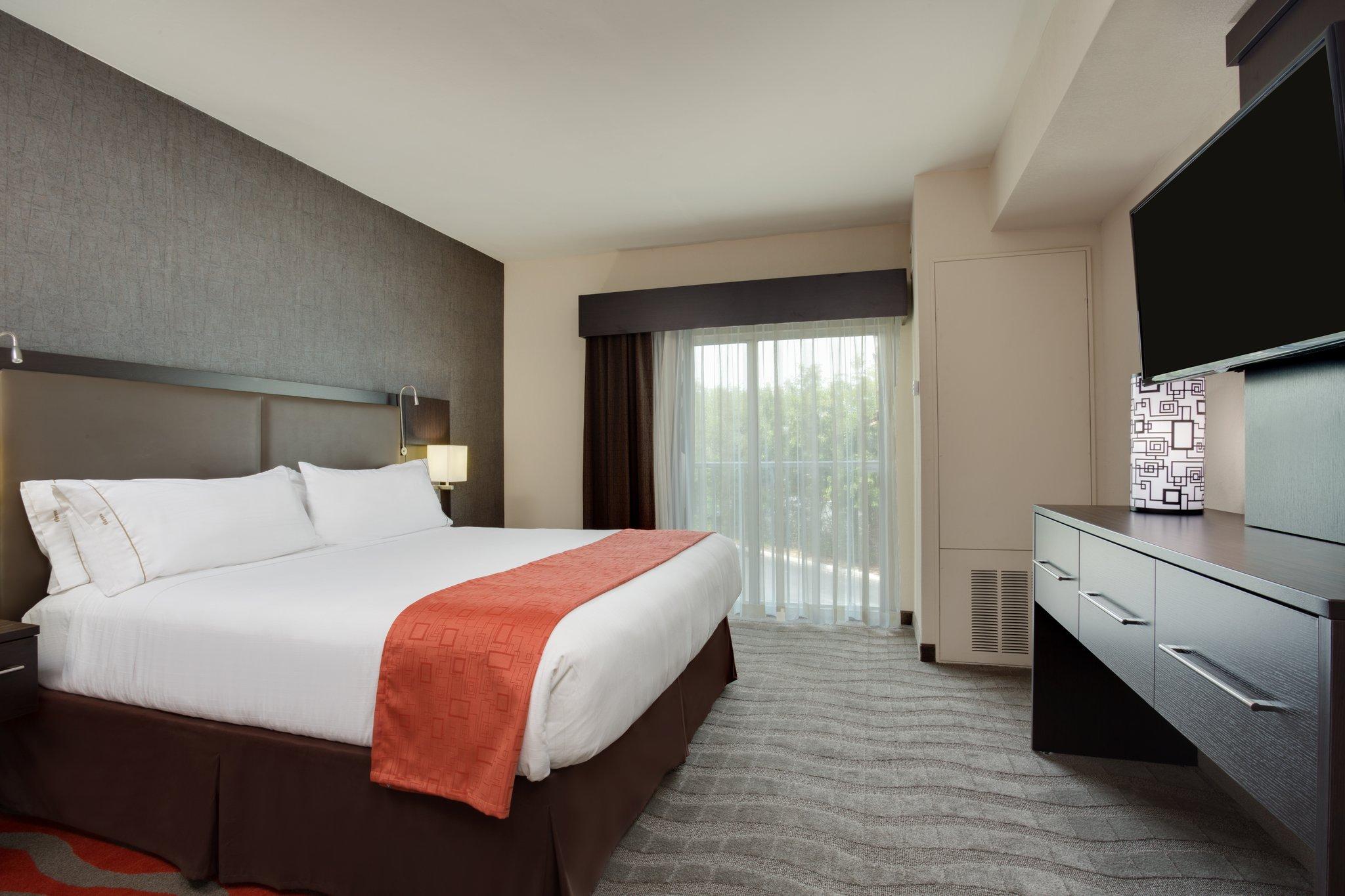 Holiday Inn Express & Suites Naples Downtown - 5th Avenue By IHG