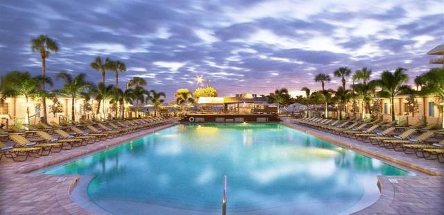 Postcard Inn On The Beach