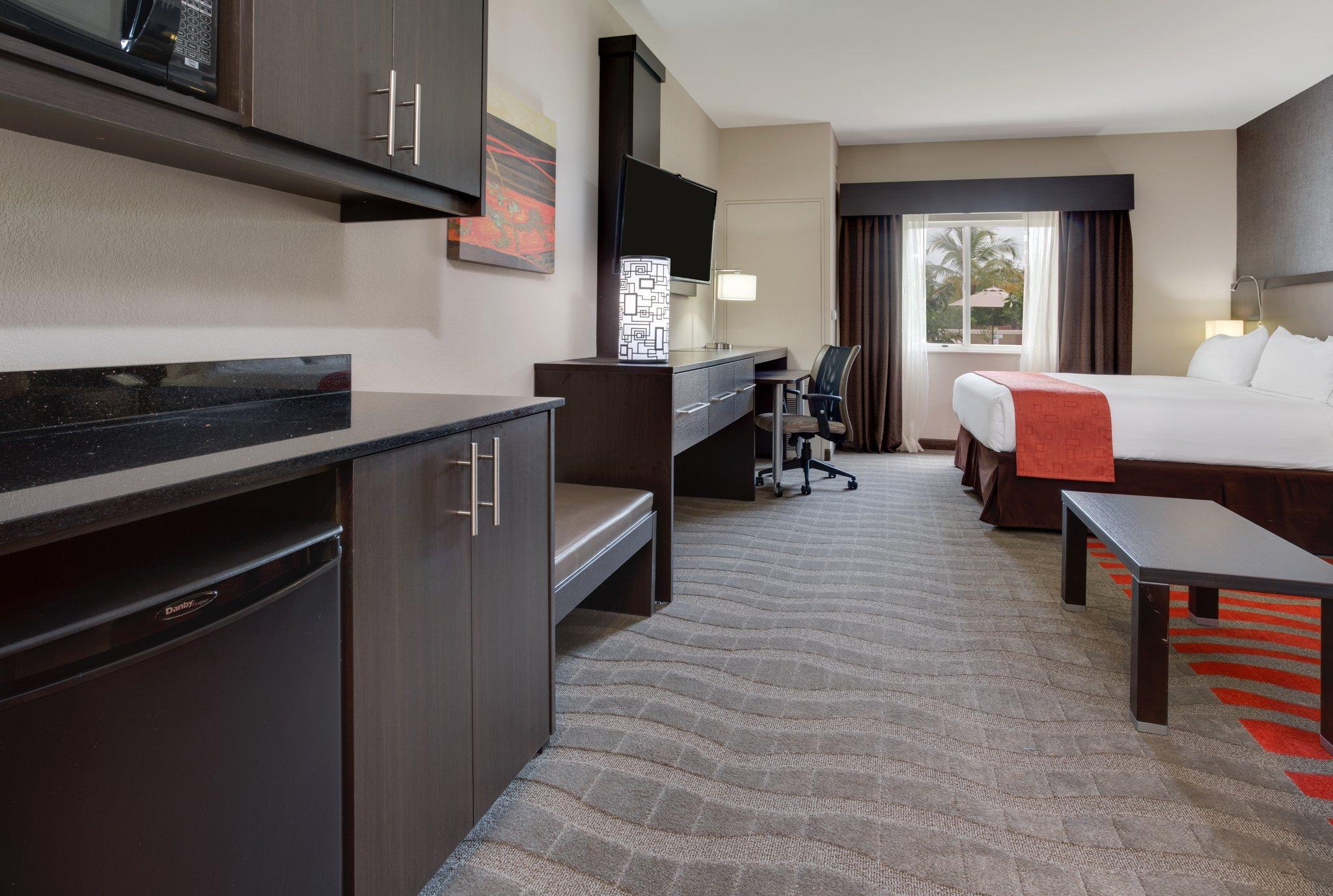 Holiday Inn Express & Suites Naples Downtown - 5th Avenue By IHG