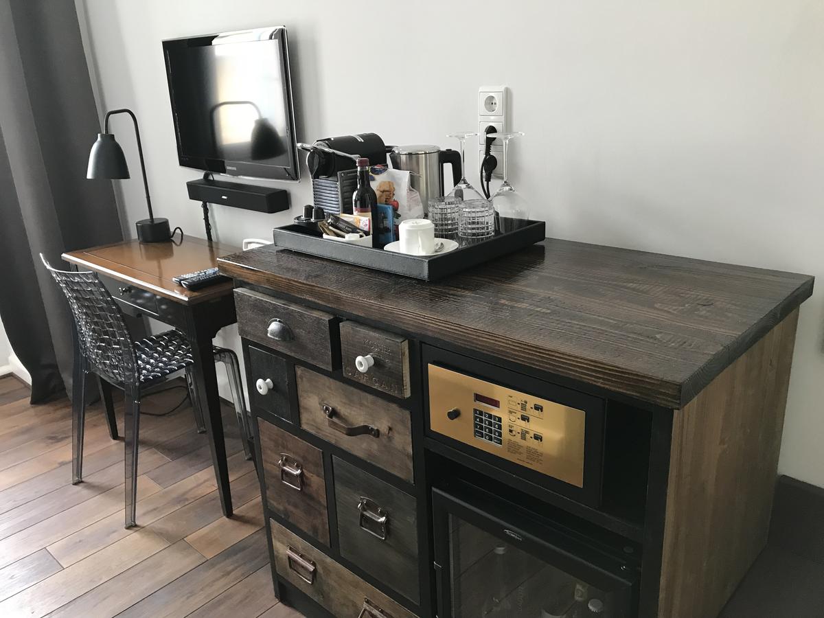 Digital Check-in - The Dude By Charly