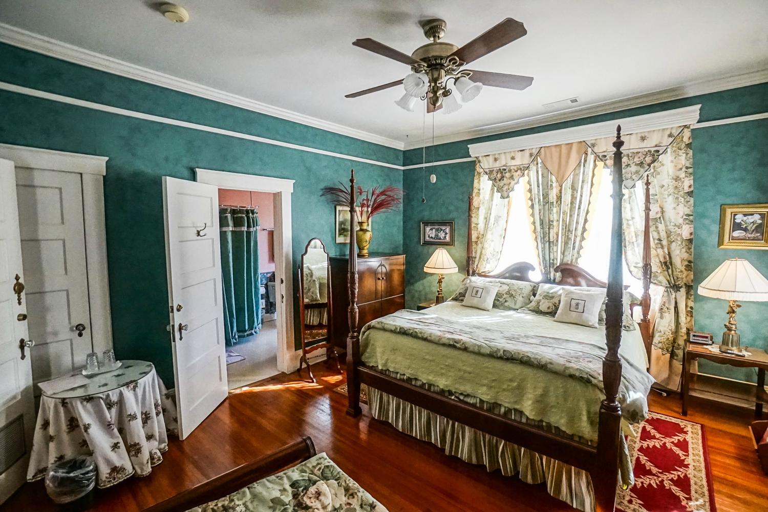 Two Suns Inn Bed & Breakfast