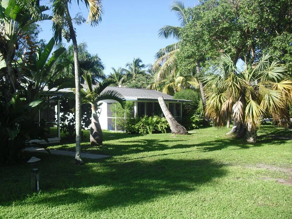 Jensen's Twin Palm Cottages and Marina