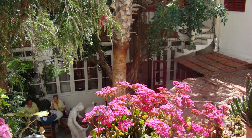 Kiniras Hotel & Restaurant