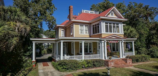 Two Suns Inn Bed & Breakfast