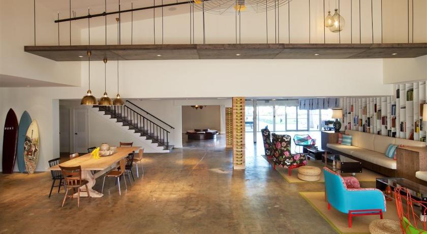 Postcard Inn On The Beach