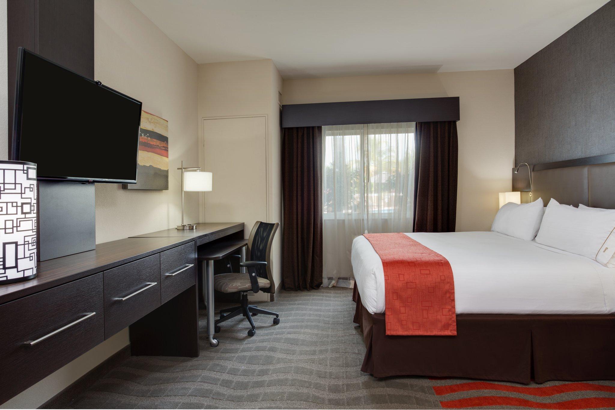 Holiday Inn Express & Suites Naples Downtown - 5th Avenue By IHG