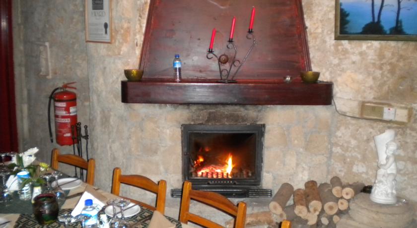 Kiniras Hotel & Restaurant