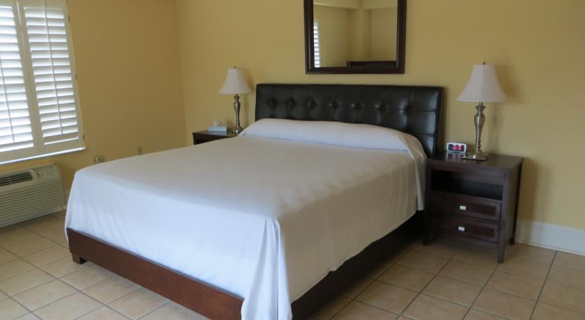 Naples Park Central Hotel