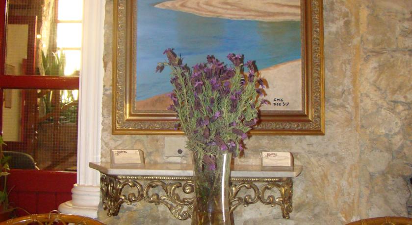 Kiniras Hotel & Restaurant