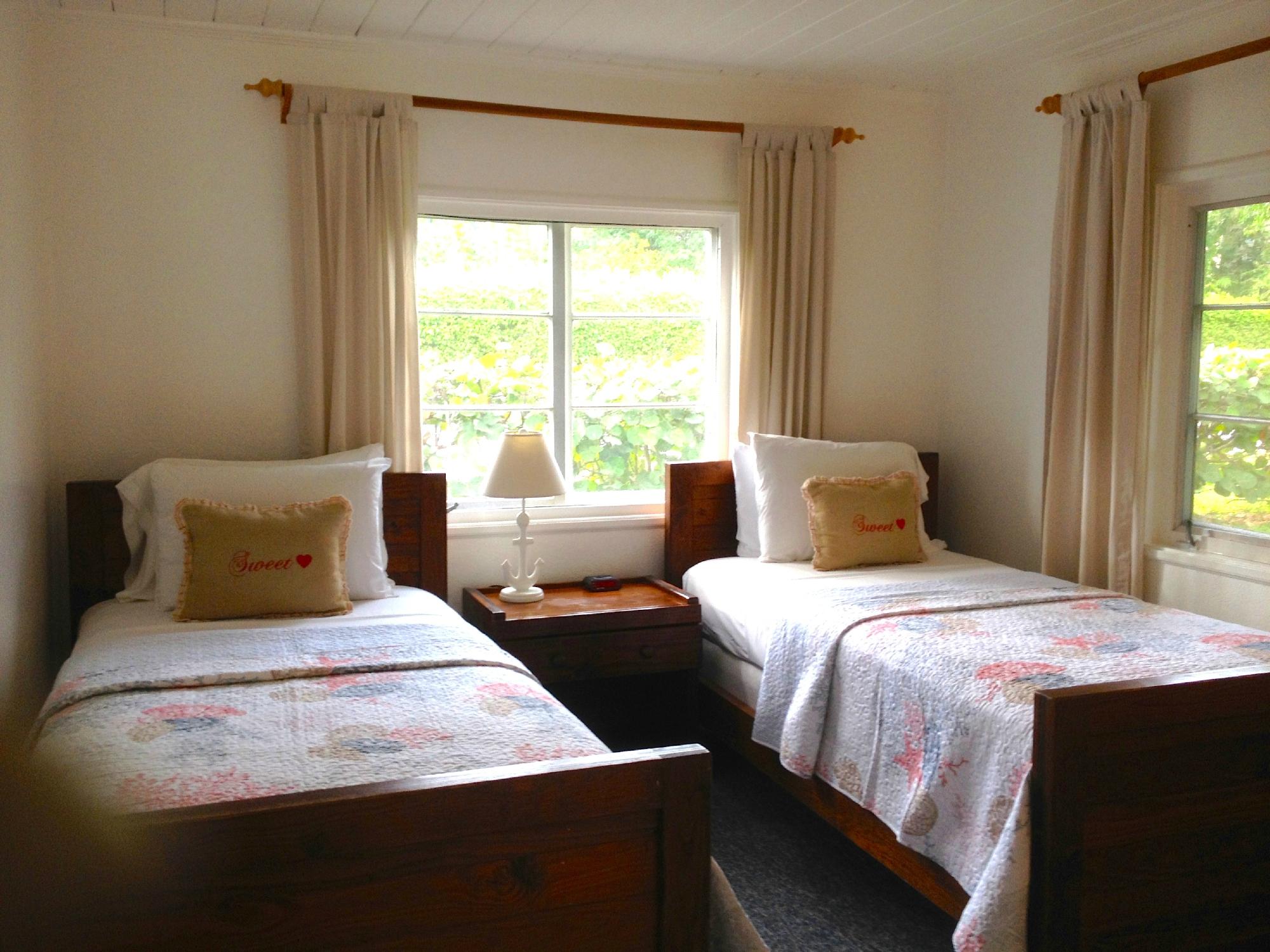 Jensen's Twin Palm Cottages and Marina