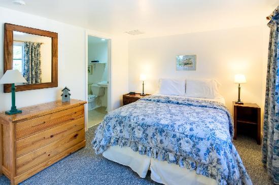 Jensen's Twin Palm Cottages and Marina