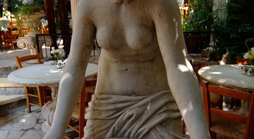 Kiniras Hotel & Restaurant