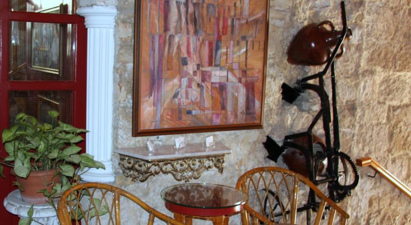 Kiniras Hotel & Restaurant