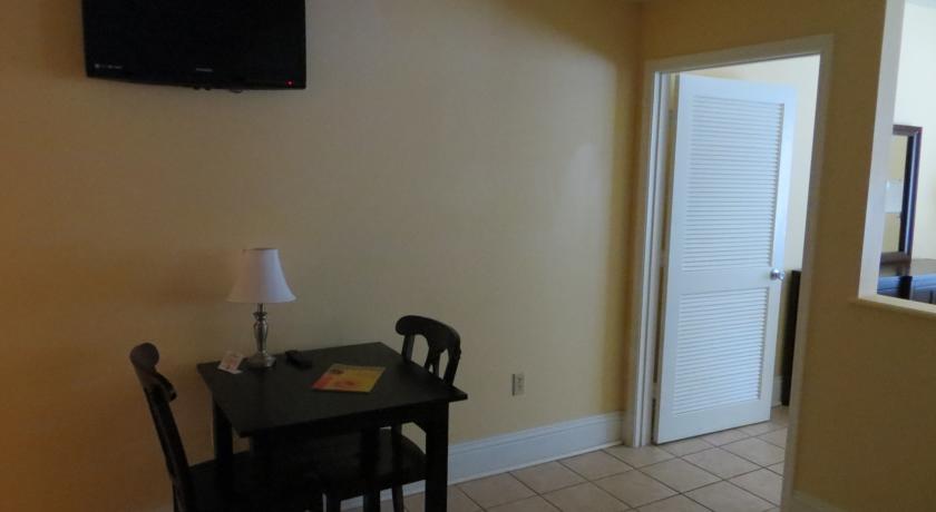 Naples Park Central Hotel