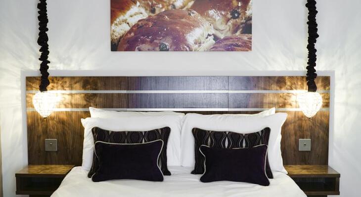 Rooms at the Apple Pie