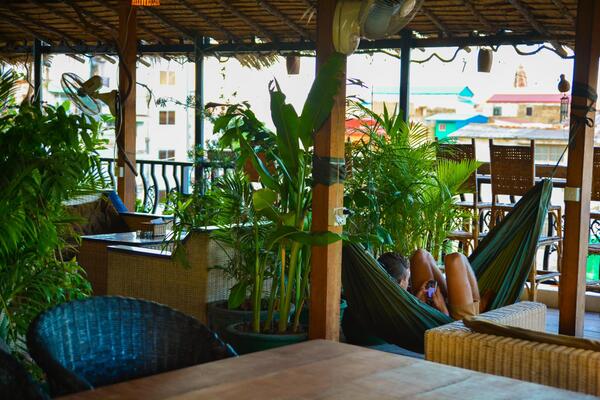 11 Happy Backpackers