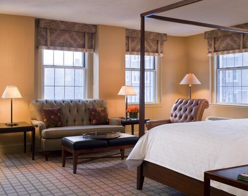 Sheraton Commander Hotel