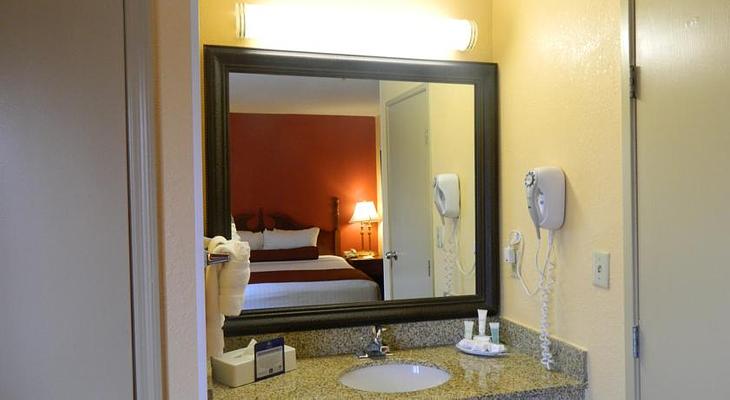 Best Western Carlton Suites
