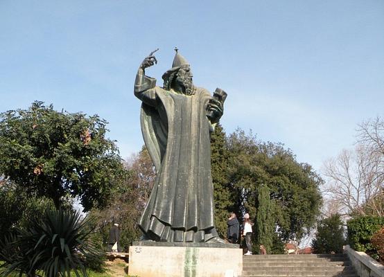 Grgur Ninski Statue