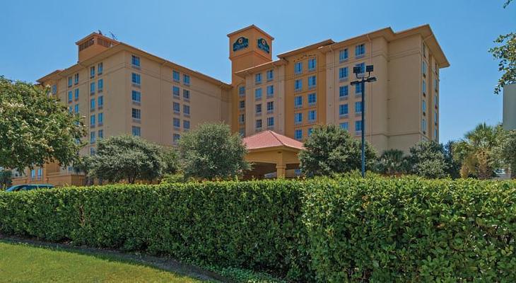La Quinta Inn & Suites by Wyndham San Antonio Airport