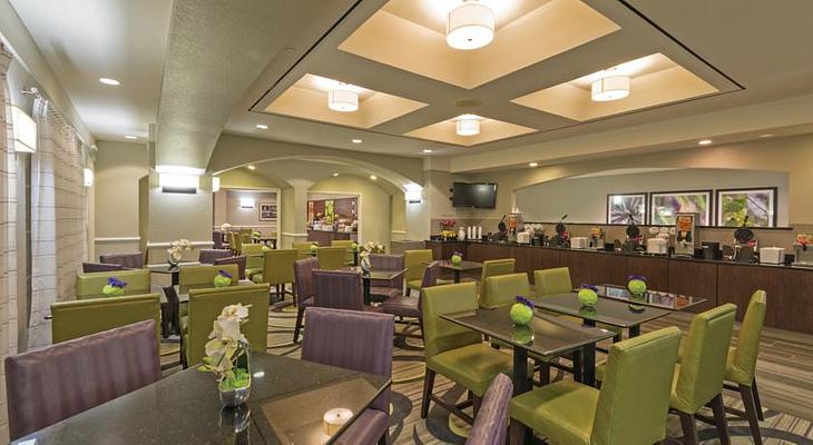 La Quinta Inn & Suites by Wyndham San Antonio Airport
