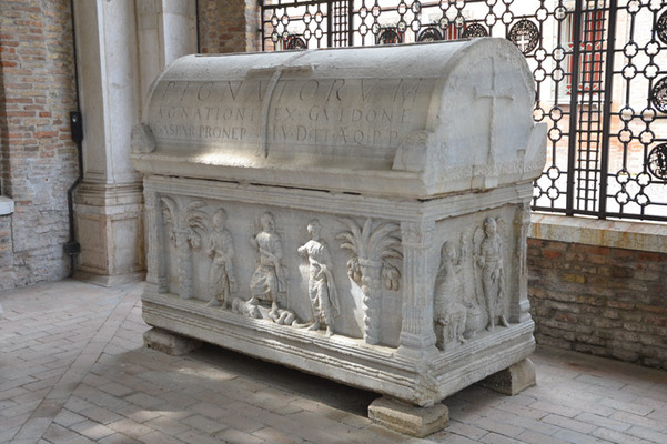 Dante's tomb and Quadrarco of Braccioforte