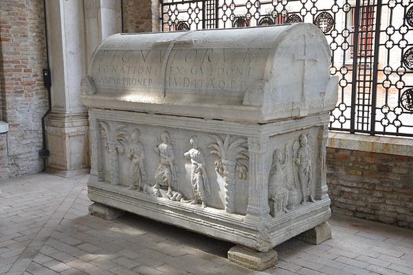 Dante's tomb and Quadrarco of Braccioforte