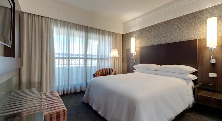 Qoya Hotel Curitiba, Curio Collection by Hilton