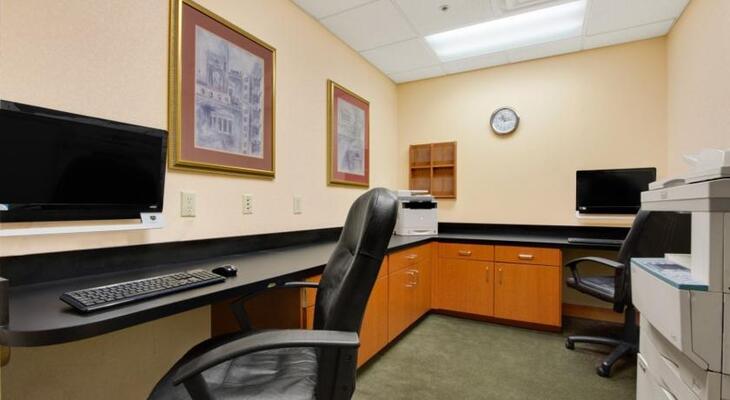 La Quinta Inn & Suites by Wyndham Raleigh Downtown North