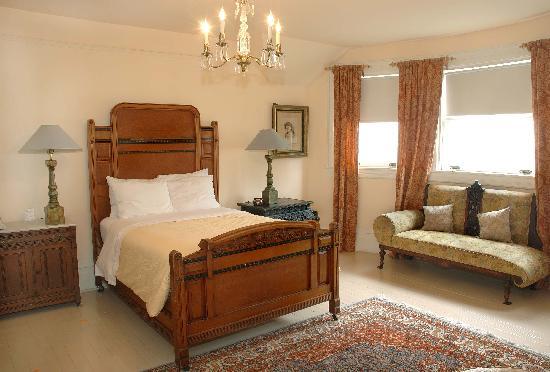 Chateau Tivoli Bed & Breakfast