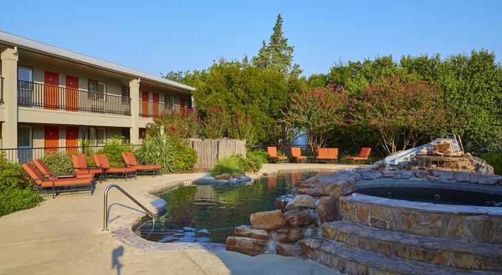 Fredericksburg Inn & Suites