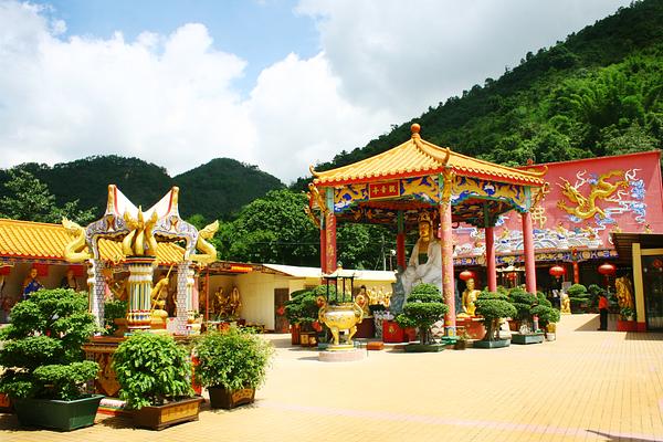 Ten Thousand Buddhas Monastery (Man Fat Sze)