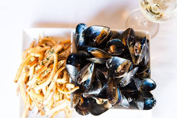 22 Bowen's Wine Bar & Grille