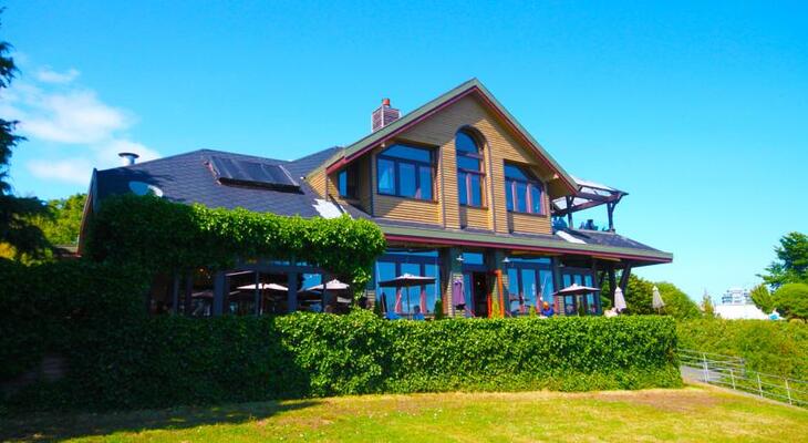 Spinnakers Brewpub & Guest Houses
