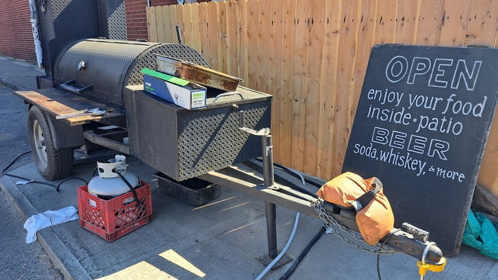 Ray Ray's Hog Pit