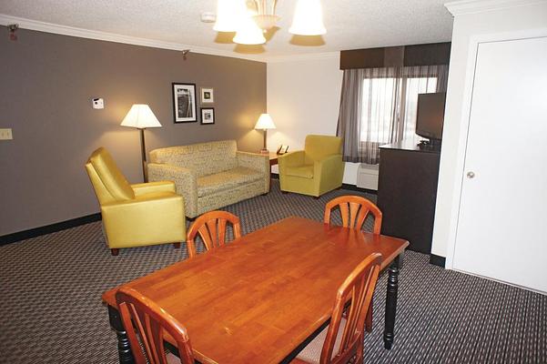 La Quinta Inn & Suites by Wyndham Cleveland - Airport North