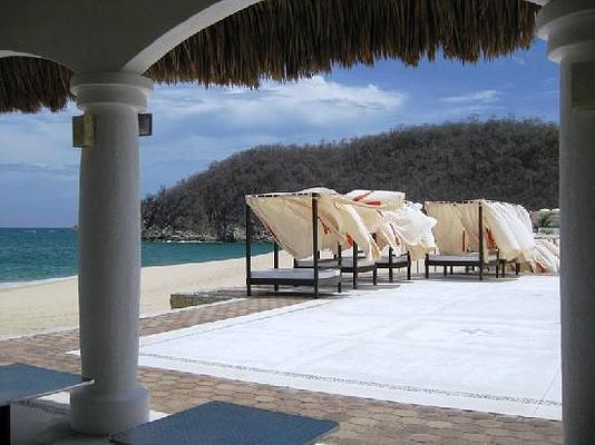 La Isla Huatulco & Beach Club