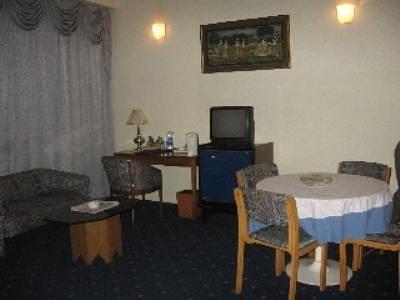 OYO 9302 Hotel Baseraa Inn