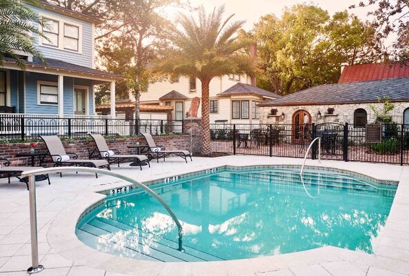 The Collector Luxury Inn & Gardens
