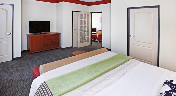 La Quinta Inn & Suites by Wyndham Dallas Love Field