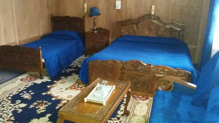 Young Beauty Star Houseboat