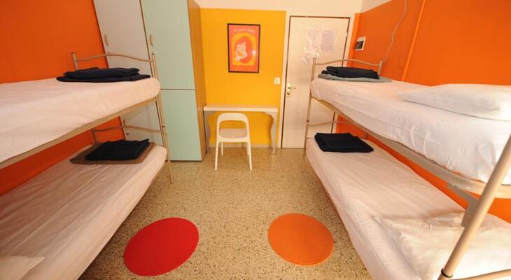 Sunflower Beach Backpacker Hostel & Bar
