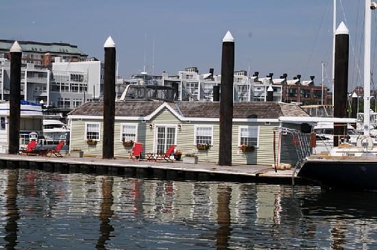 Green Turtle Floating Bed and Breakfast