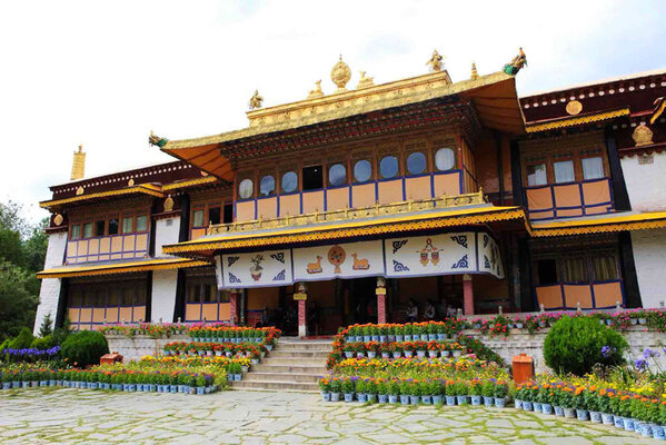 Norbulingka (Precious Stone Garden)