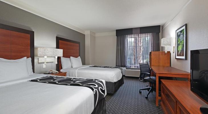 La Quinta Inn & Suites by Wyndham San Antonio Airport