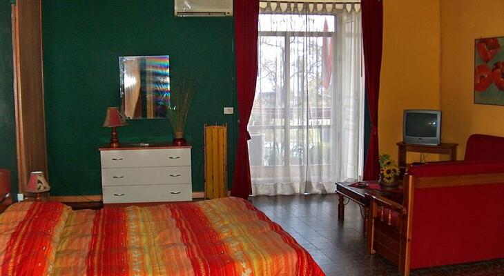 Holland International Rooms