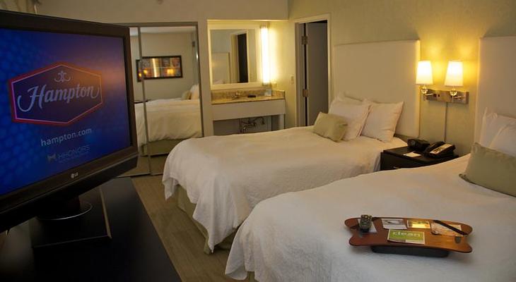 Hampton Inn & Suites Chicago-Downtown